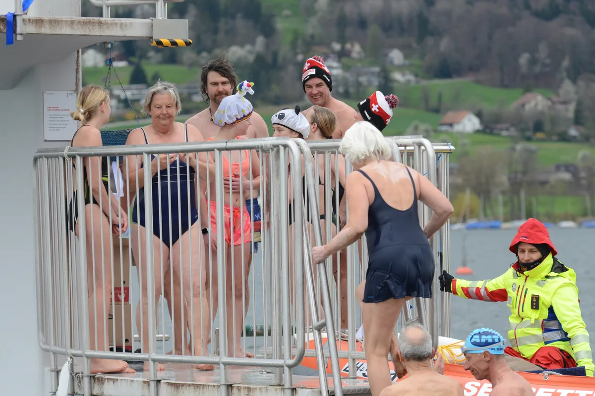 Maximal zu zehnt durften die Teilnehmer ins Wasser. Am 1.April 2024 in der Badi Uster fand das Blaueierschwimmen statt.